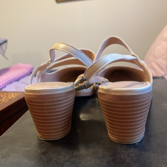 Lovely Stacked Heel shoes - Picture 4 of 9